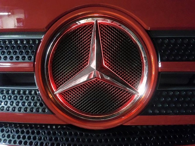 Émetteur d'étoiles Mercedes Actros rouge